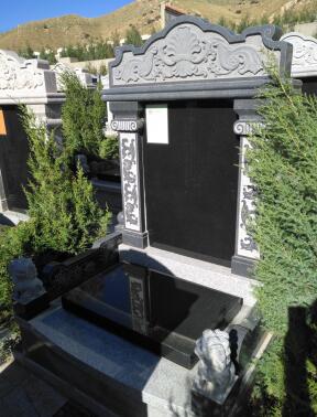 夫妻墓的春華秋實